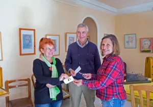 Éxito del arte solidario de la artista María Elba para Mans Unides