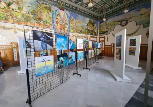 Exposición solidaria a beneficio de Manos Unidas Valencia en la Estación del Norte, Sala de los Mosaicos.. 