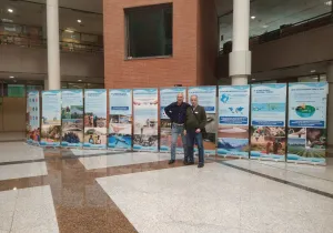 Voluntarios de Manos Unidas Madrid instalan la exposición Agua en el ayuntamiento de Alcobendas