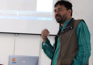 Charla de F. Kumar en Manos Unidas.