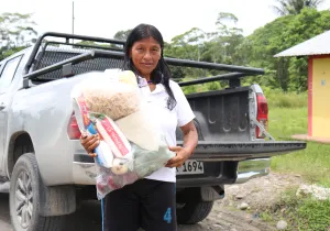 Mujer indígena con bolsa de comida. Covid19 Ecuador. Foto: FEPP