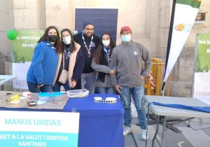 Voluntarios de Manos Unidas Valencia en Alcoi en la Fira de la Infancia. 