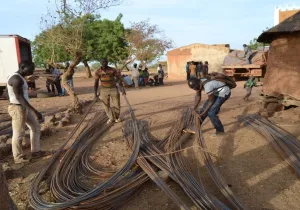 Jóvenes en acción reagrupando el material para la construcción