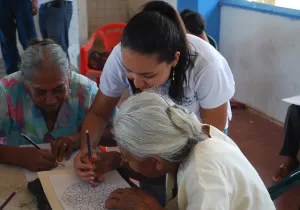 Diana Marcela Torres con personas migrantes de Colombia. Foto: Manos Unidas/JRS