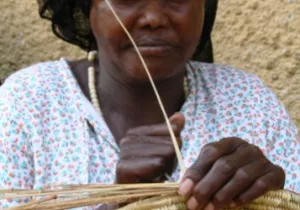 Mujer elaborando cestos