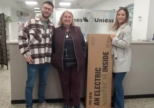 Andrés Sánchez Vázquez, el ganador, con la delegada de Valencia Ana Ruiz Ruiz, el patinete y la novia del premiado. 