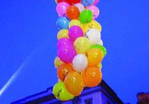 Sobrevuelan Igualada los globos de Manos Unidas 