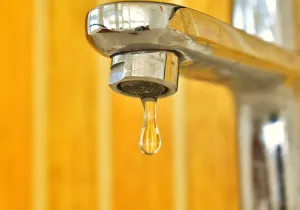 Aún hoy hay millones de personas sin acceso al agua potable en su casa