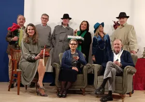 Actores y actrices de la Compañía de Teatro MONTEARAGÓN con nuestro delegado Gonzalo González Churiaque