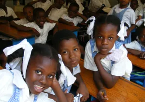 HAI 72736. Mejora condiciones educativas en Les Cayes (Haití) tras el paso del huracán Mathew. Foto: Manos Unidas