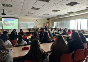Voluntarios de Manos Unidas Madrid dan una charla en el IES Aldebarán de Alcobendas