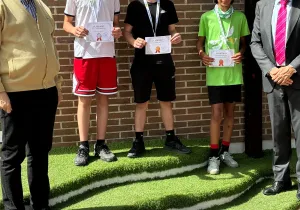 Entrega de premios de la carrera popular del IES Giner de los Ríos de Alcobendas 2026 a beneficio de Manos Unidas