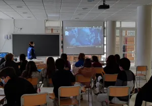 Taller impartido en el IES Districte Marítim por parte de Manos Unidas Valencia en su Feria Solidaria.