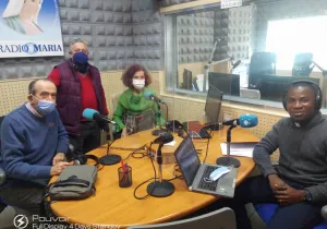 Voluntarios de MU y el padre Silvestre en el programa Iglesia Viva