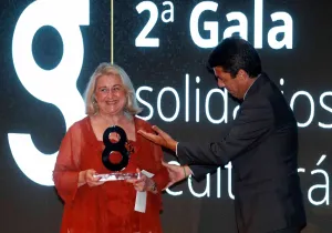 Ana Ruiz recibe el premio de manos de Carlos Mazón, presidente de la Diputación de Alicante. 