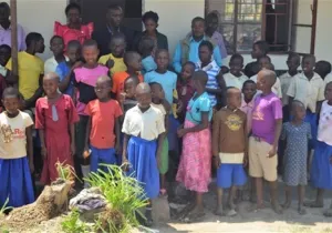 Estos niños tienen aulas nuevas para seguir estudiando.