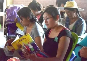 Formación a mujeres indígenas pobres conocer sus derechos y trabajar. Manos Unidas Valencia 
