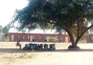 Nuevas aulas para niños de primaria de familias muy humildes en Zimbabue. Manos Unidas Valencia