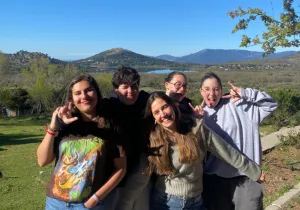 Sílvia Reverté Badell, en el centro de la imagen, con jersey gris, posa con otras jóvenes del Encuentro Nacional