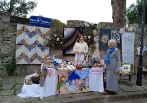 Mireia Angerri, presidenta de Manos Unidas Barcelona, junto a su madre, que ayudó en el tenderete de Pedralbes