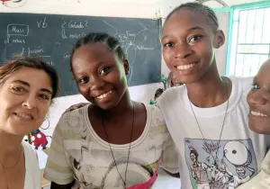 Olga Durich, junto con 3 de las alumnas de las clases de español en Bamako (Mali) | Imagen: Olga Durich