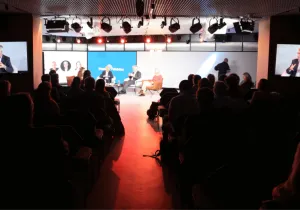 El público sigue con atención una de las mesas redondas del acto de Casa SEAT