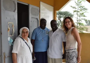 La hermana Hortensia y Mireia Angerri, junto con dos de los trabajadores de los proyectos de Manos Unidas. | Imagen: Ona Canales.