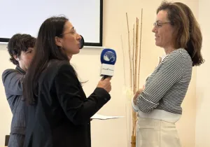 Mireia Angerri, presidenta-delegada de Manos Unidas Barcelona, durante el ejercicio práctico, junto a Rosa Mª Granero