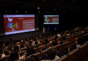 El auditorio del CaixaForum se llenó para descubrir a los ganadores del Festival de Clipmetrajes. | Imagen: Aina Pascual Florensa.