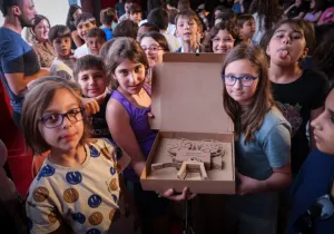 El equipo creador de «Les Noies del B» posan con el trofeo de Manos Unidas | Imagen: Jordi Borràs i Abelló