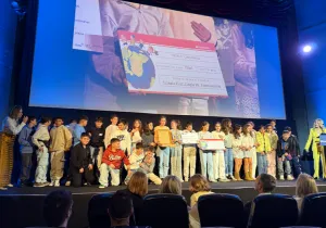 Estudiantes del  Colegio Plurilingüe PP. Franciscanos de Lugo recogen el premio a mejor clipmetraje en la categoría de Primaria. Fotografía: Álvaro Alonso
