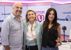 La presidenta de Manos Unidas, junto a Javi Nieves y Mar Amate. Fotografía: CADENA 100