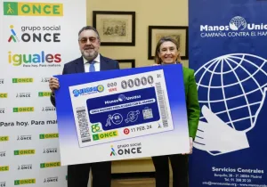 Miguel Carballeda, presidente del Grupo Social ONCE, y Cecilia Pilar Gracia, presidenta de Manos Unidas, posan con el cupón conmemorativo