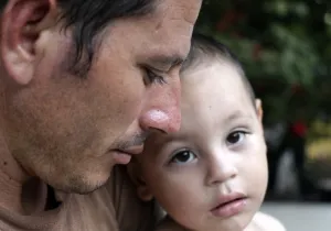 Un migrante de "La 72", en compañía de su hijo. | Imagen: México - Javier Mármol.