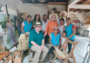 Manos Unidas ONG - El Secretario General de Manos Unidas, Ricardo Loy, con algunos de los beneficiarios y socios locales del proyecto con Maquita (Ecuador)