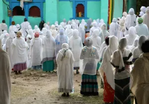 Etiopía. Mujeres rezando en una iglesia de Adigrat. Foto: Marta Carreño/ Manos Unidas en Etiopía