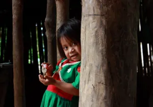 Una niña en Camotán (Guatemala), comunidad conocida por su denuncia al estado por el incumplimiento del Derecho a la Alimentación. Foto Gabriel González