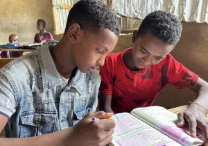 Manos Unidas ONG - El renacimiento del Tigray (Etiopía) - Dos chicos repasan un cuaderno de deberes - Imagen: Marta Carreño