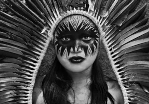 Manos Unidas ONG - Sorteamos «Amazônia», el libro más reciente de Sebastião Salgado (Imagen: indígena Yawanawá)