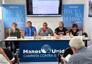 Ponentes de la Mesa Redonda "Derechos humanos y territorios; la lucha de los pueblos indígenas en Brasil". Fotografía: Javier Mármol. Manos Unidas.