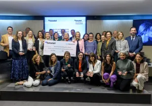 Entrega del cheque solidario del Banco Sabadell a Manos Unidas. Fotografía: Sabadell.