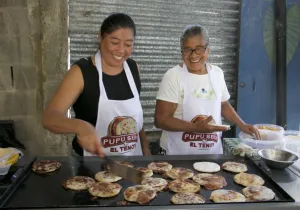 Pupusas en familia: un negocio redondo. Fotografía: CINDE