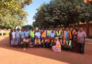 Equipo local del proyecto para la mejora del acceso a la educación primaria y secundaria para niñas, niños y adolescentes vulnerables en Niamana y alrededores de Bamako