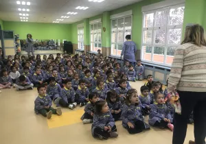 Pilar Simón con los alumnos de infantil del colegio Salesiano.