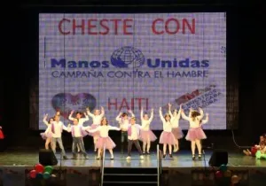 Cheste se ha volcado en este acto solidario y ha llenado el teatro.