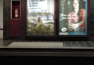 Publicidad de la nueva campaña de Manos Unidas en el metro