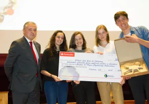 Estudiantes del colegio San José de Calasanz junto con su premio.