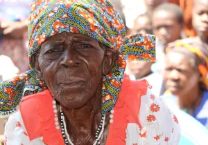 Anciana receptora de Ayuda Humanitaria en Mozambique. Foto: Marta Carreño/Manos Unidas ONG