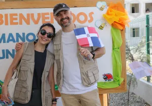 Javi Nieves y mar Amate (CADENA100) en República Dominicana. Foto: Manos Unidas/Marta Carreño