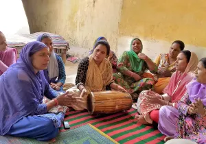 Reunión de mujeres en el norte de India. Foto Manos Unidas/Ana Cárcamo